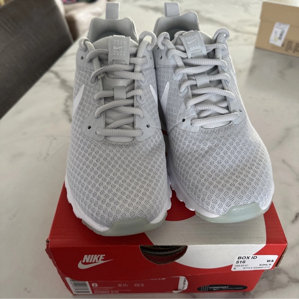 Nike women’s air max motion LW pure platinum/white 833662 010 w/ box